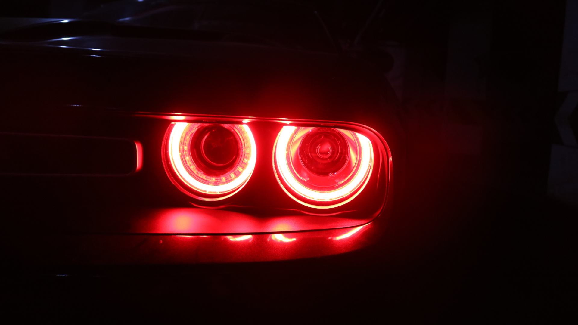 成都道奇挑戰(zhàn)者車(chē)燈改裝外觀